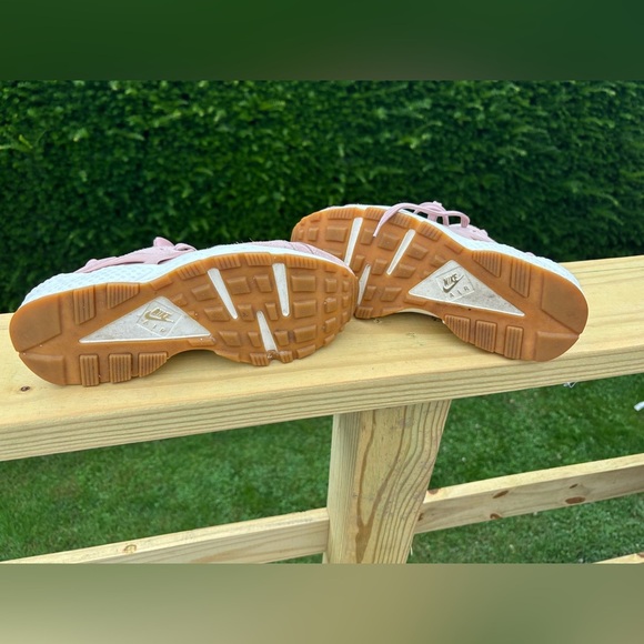 Nike Air Haurache Run in Particle Pink Suede Sneaker Sz 8 - Picture 9 of 10